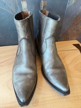 Frye Sacha Chelsea taupe boot. Double elastic and rear pull on, pointed toe. 9B